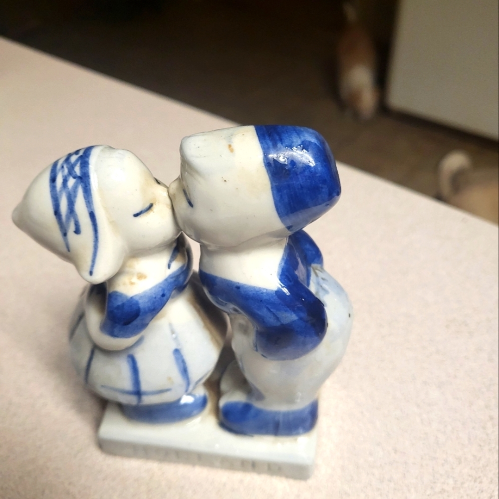 Vintage Delft Kissing Couple
